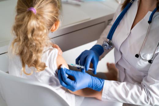 Er wordt een kind gevaccineerd