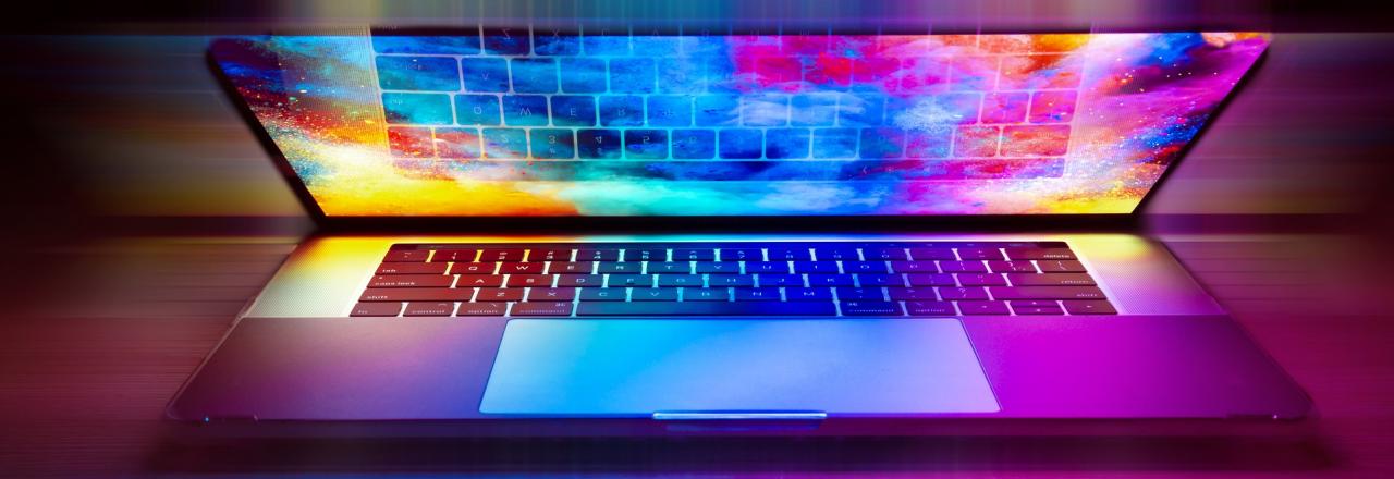 Beeld deels geopende laptop