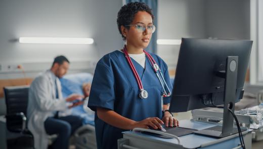 Verpleegkundige checkt gegevens patiënt via computer