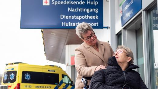 Vrouw met begeleider bij spoedpost